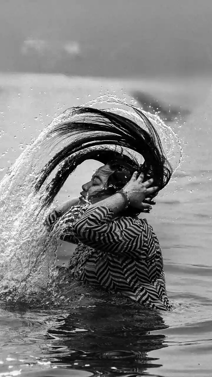 Why Cold Water Rinses Preserve Hair Shine During Shifts To Dry Post-Monsoon Weather