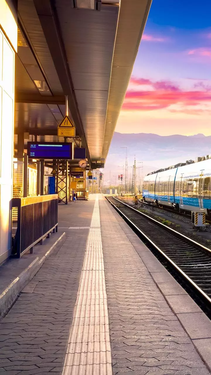 'Rukwa Diya Vande Bharat Ko': Men block tracks in viral video