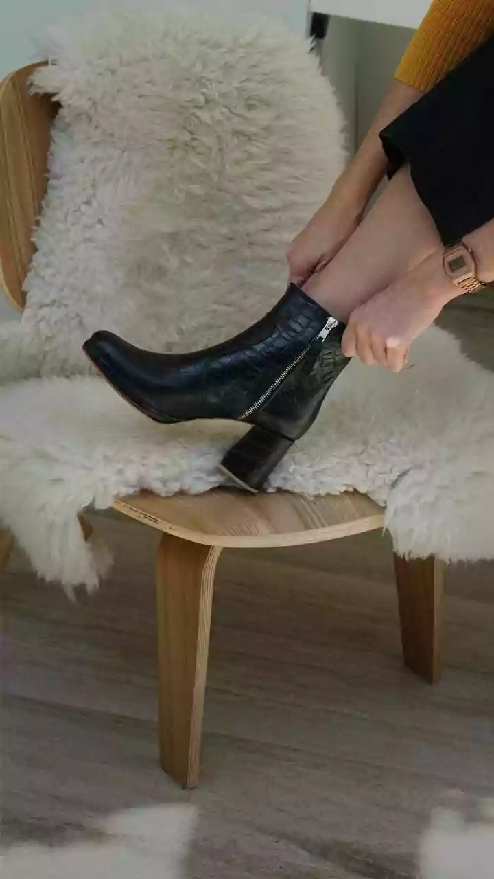 12 looks com coturno preto que fazem você parecer mais alta