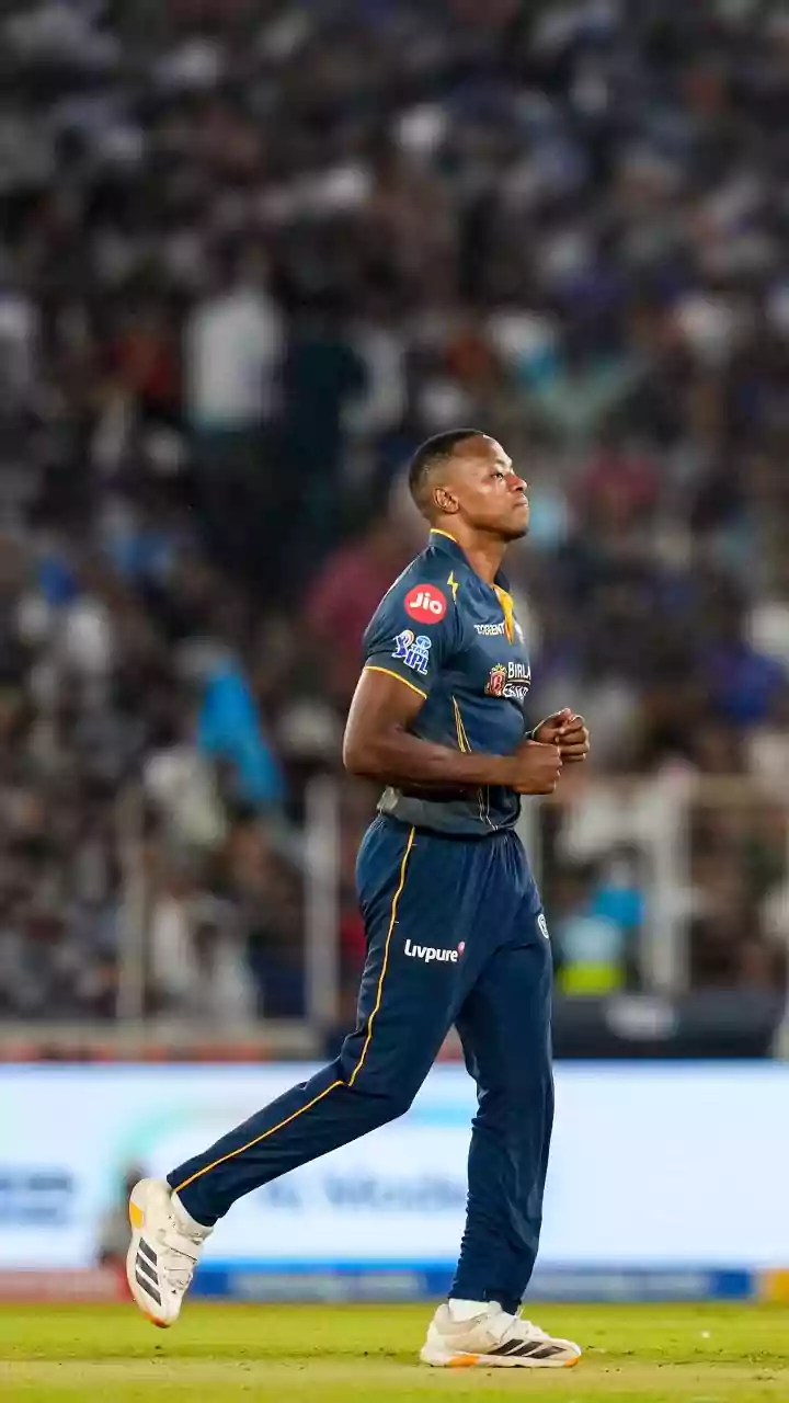 Kagiso Rabada Caught Smoking on Camera; Rashid Khan Reacts on the Spot