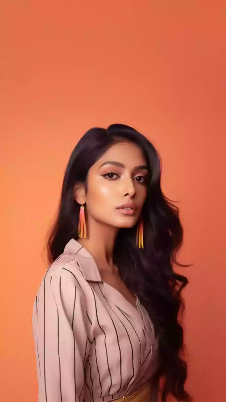 Soft Blush And Glossy Lips Are Winning 2026