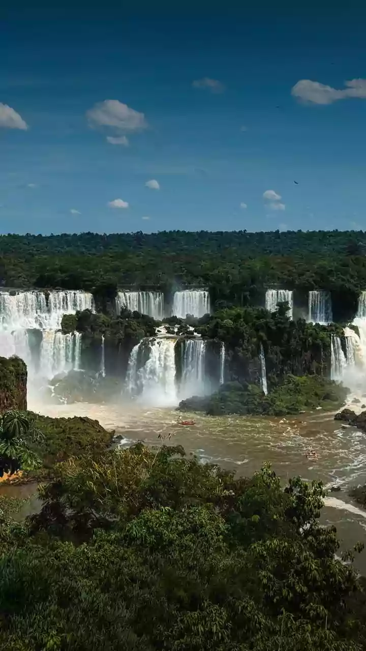 Vazão das Cataratas do Iguaçu dispara e interdita passarela