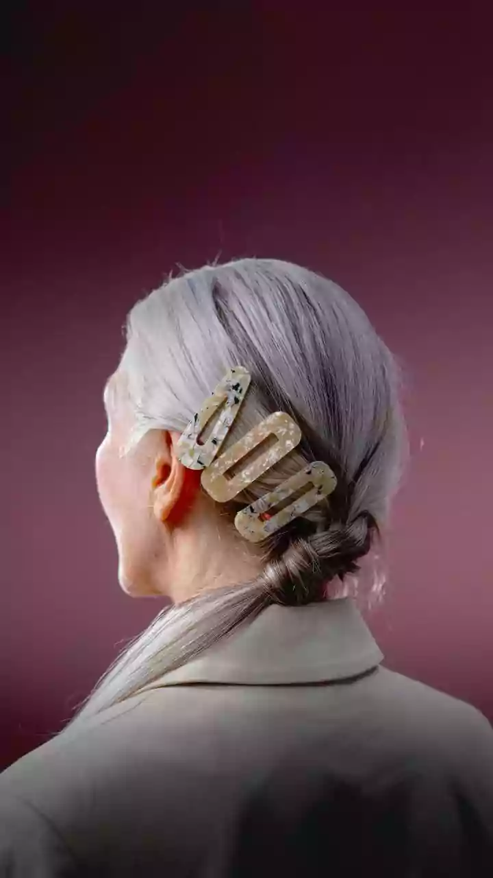 Arrancar um cabelo branco faz nascer mais? Veja mitos e verdades sobre o assunto