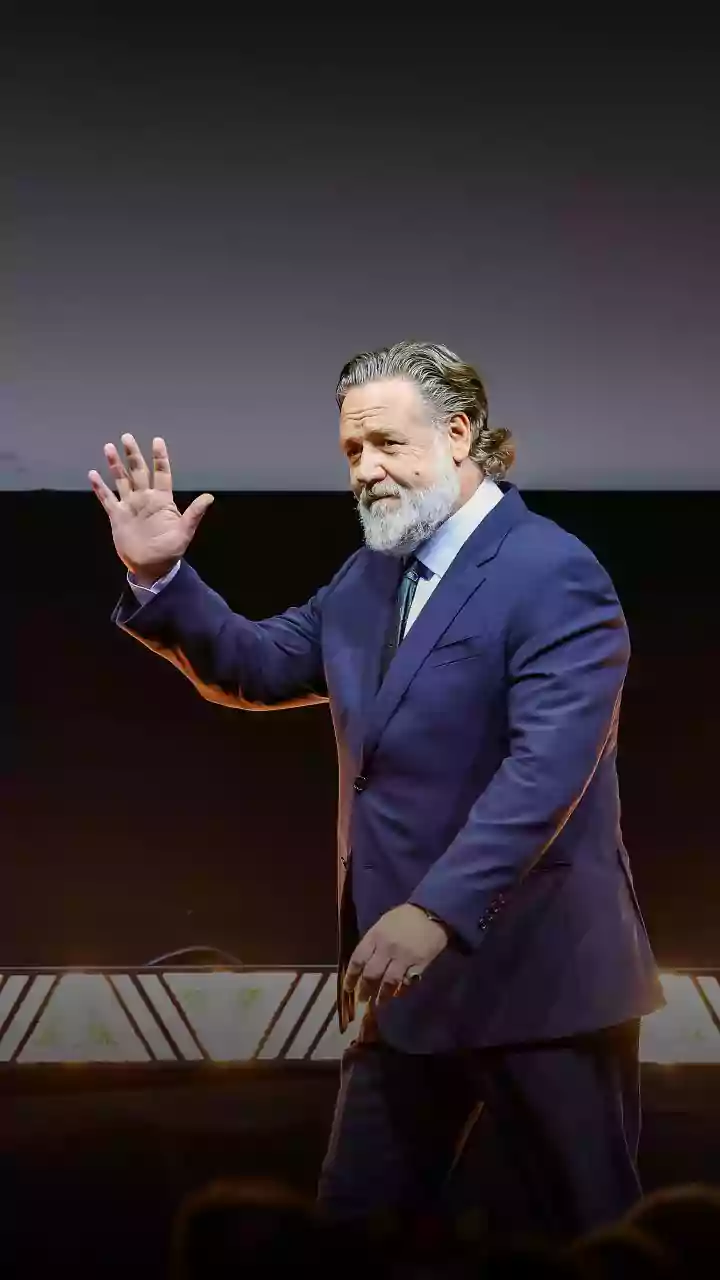 Russell Crowe perde a paciência após tumulto com fãs em hotel