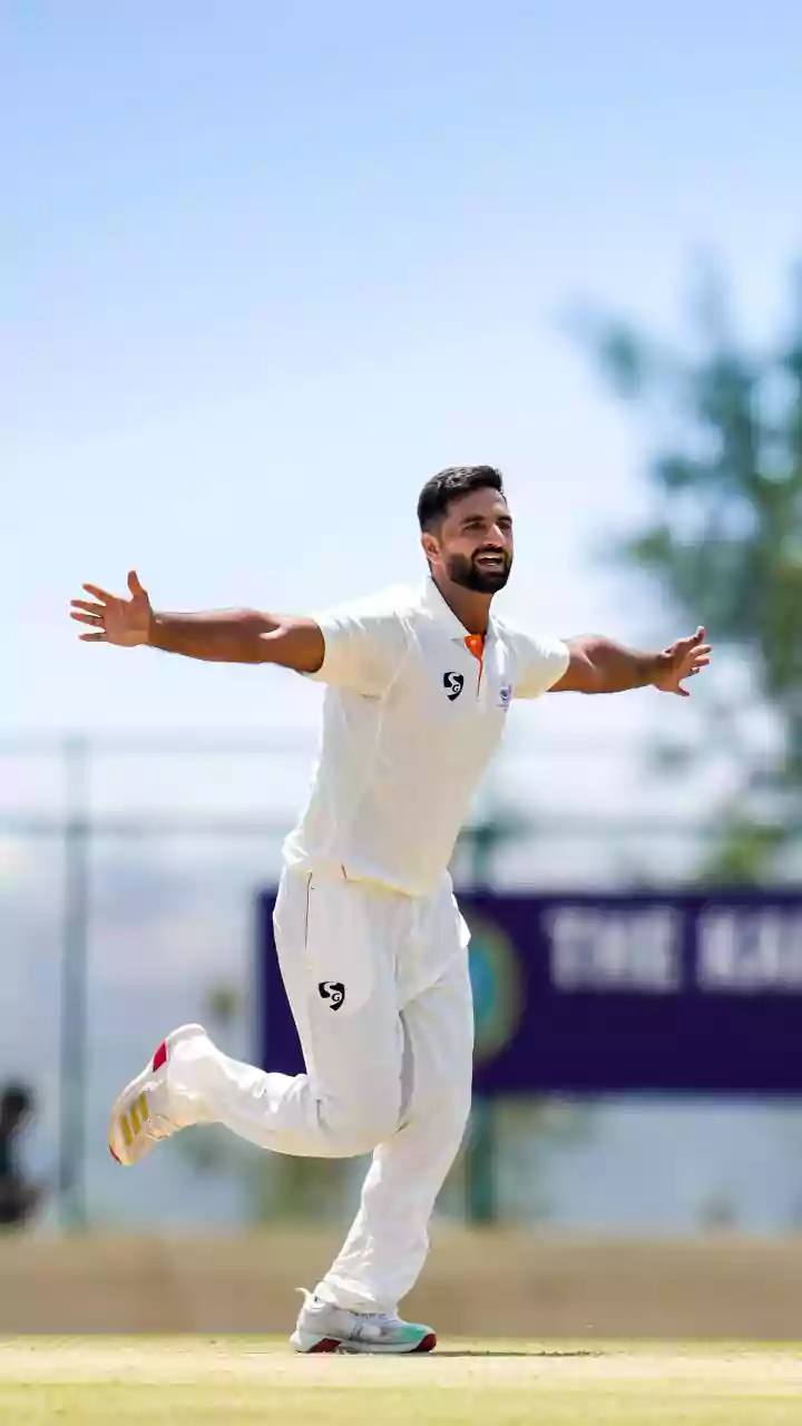 WATCH: Auqib Nabi breathes fire to destroy star-studded Karnataka top-order as J&K assert authority in Ranji final