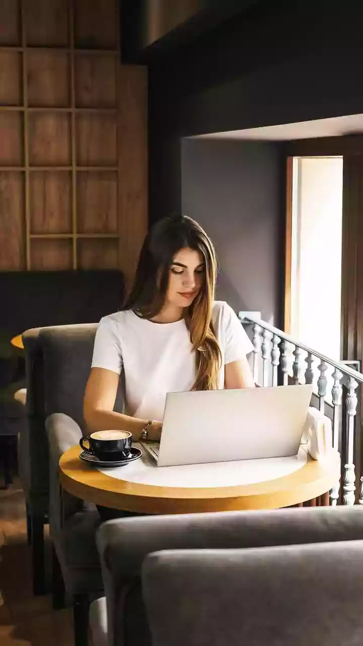 Why Premium Clients Hire Freelancers Whose LinkedIn Profiles Exude Subtle 'Quiet Luxury' Authority