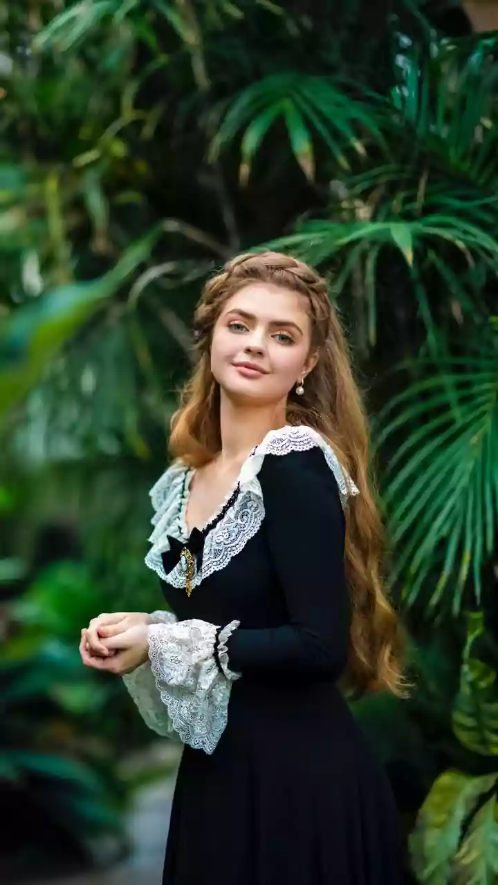 Mother-of-Pearl, Steel and Lace Reframe What Couture Fabric Can Be