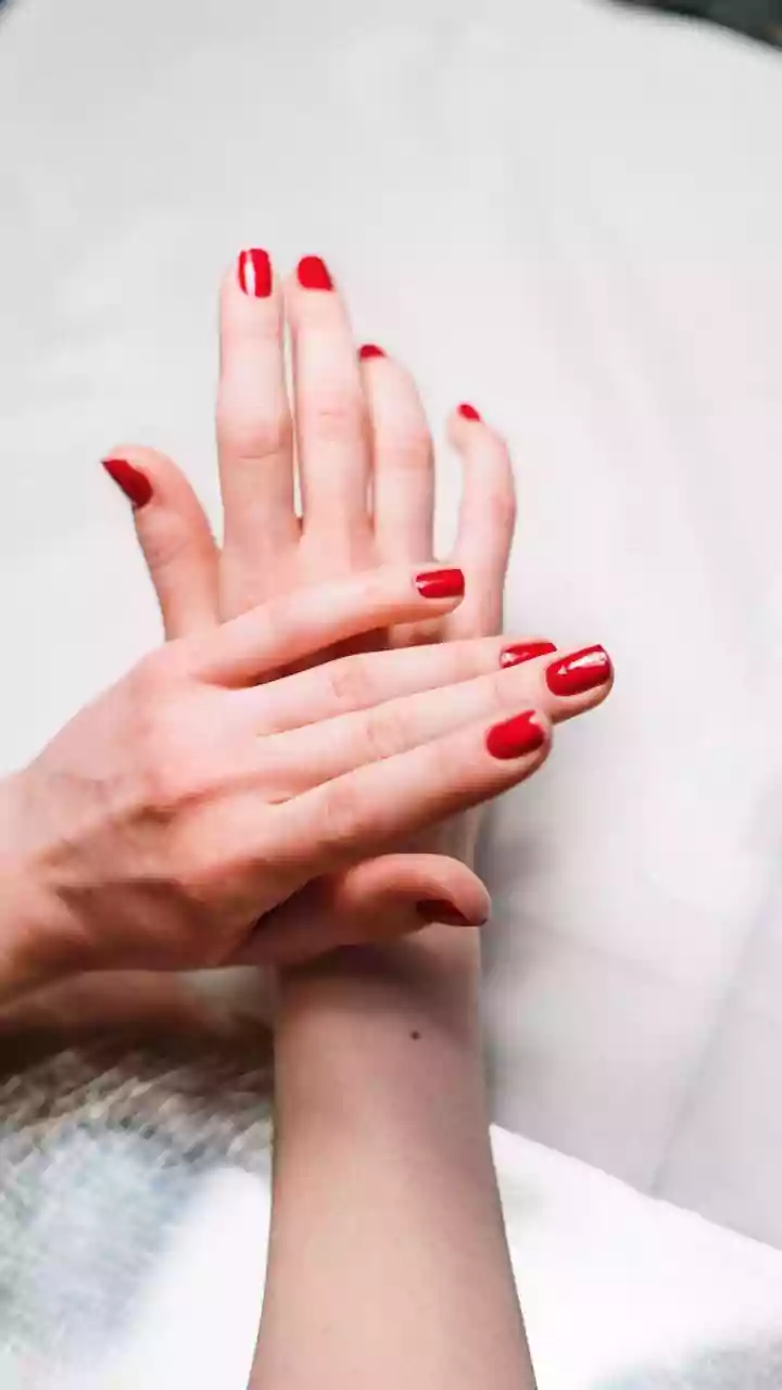 7 Burgundy Manicure Designs: Festive Nail Chic