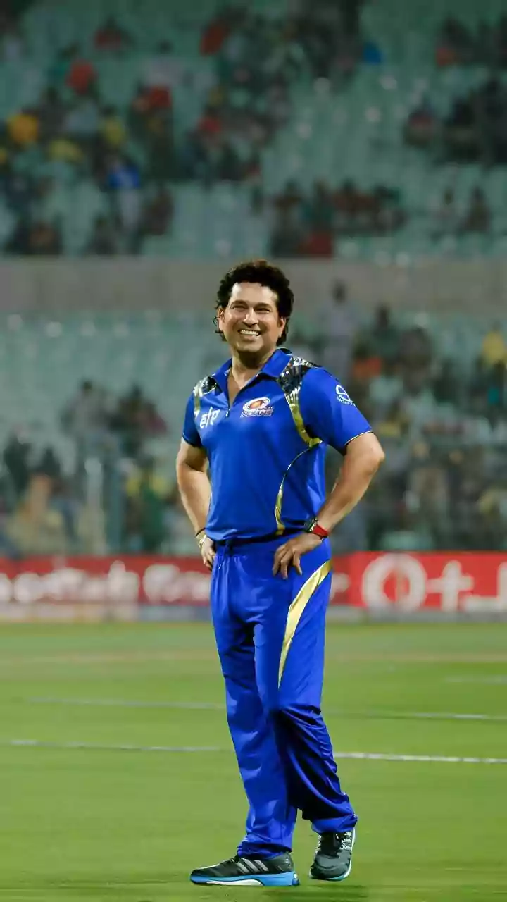 Watch: Sachin Tendulkar plays cricket on flight, challenges daughter and daughter-in-law to get him out