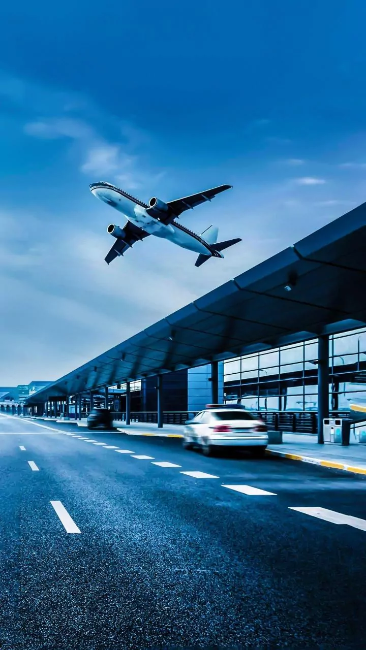 Air Travel Disruptions: Flight Cancellations & Airport Alerts