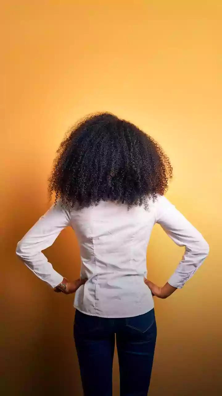 Cabelos brilhantes e sem frizz: a técnica da água fria com vinagre de maçã que equilibra os fios