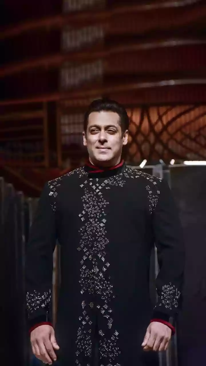 Salman Khan Continues Eid Ritual, Waves At Fans From Galaxy Apartments | Watch Video