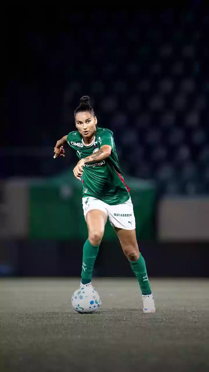 Zagueira é expulsa por motivo bizarro em clássico no Brasileirão Feminino