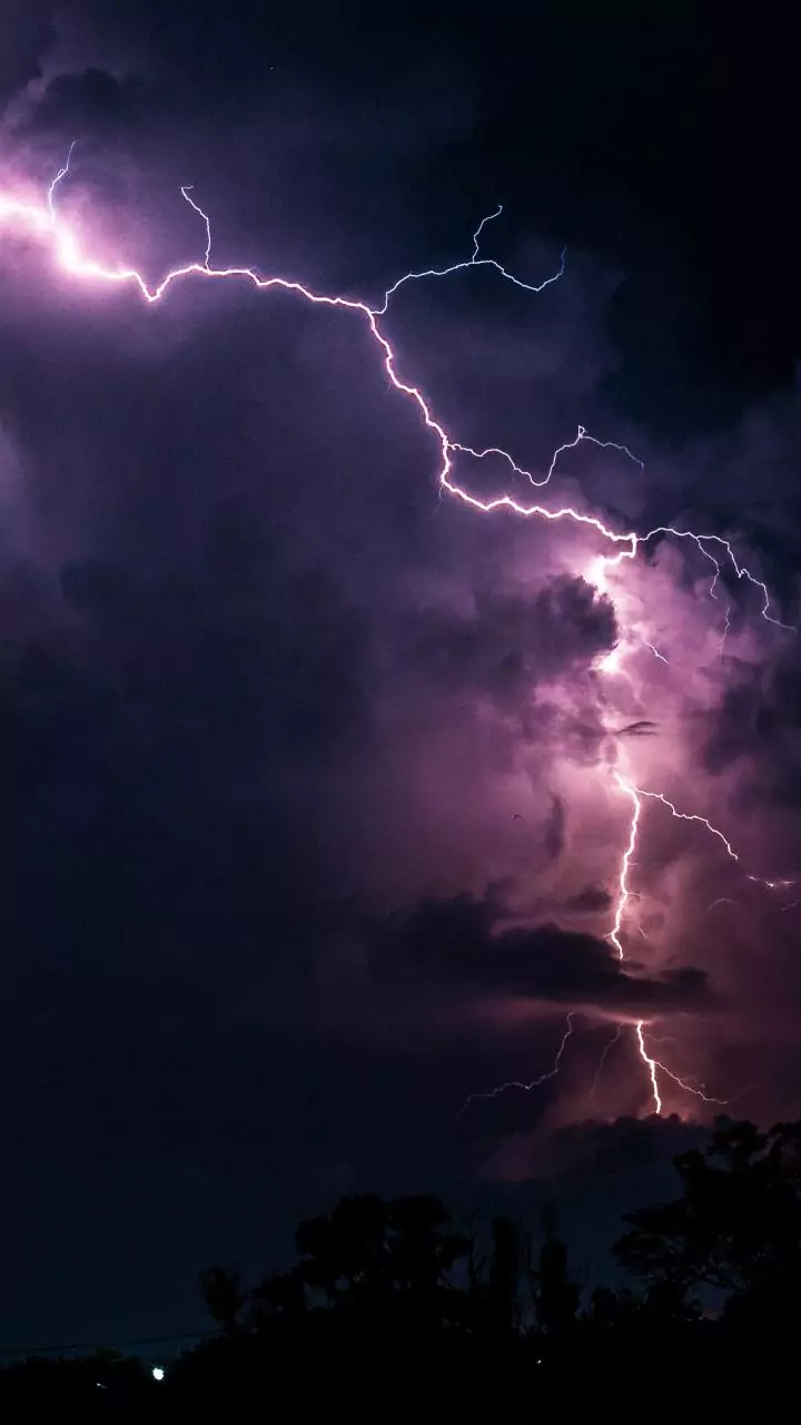 Thunderstorm, rain likely in Kolkata on Sunday evening; IMD issues heavy rain alert in north Bengal