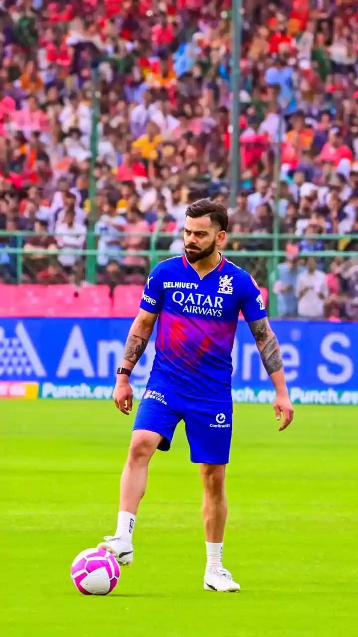 Which football club does Virat Kohli support?
