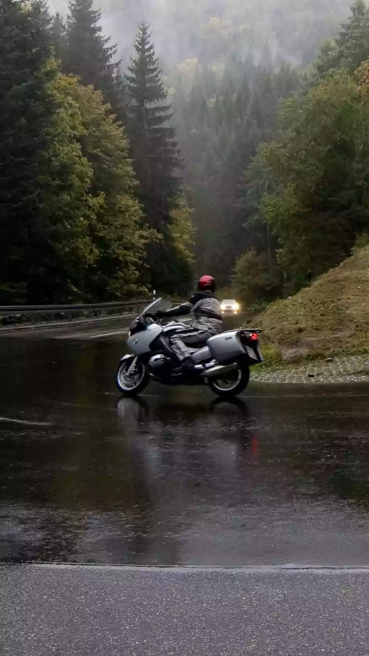 Saiba o erro que muitos motociclistas cometem nos primeiros minutos de chuva