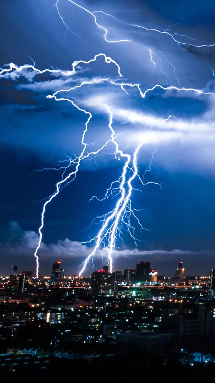 IMD’s Chennai alert—severe rain and winds could impact travel, roads, and flights today.