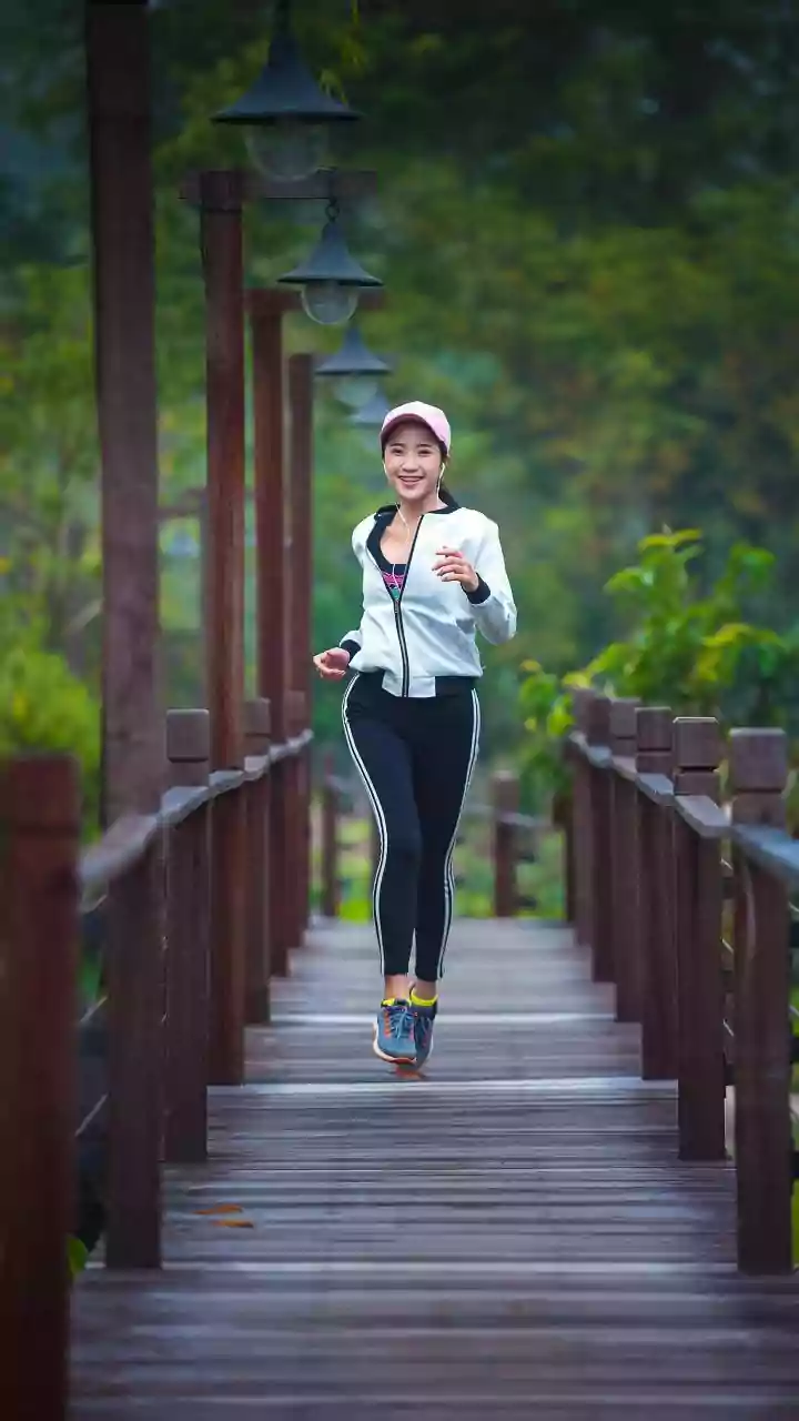 Desk Workers Turn To Low-intensity Zone-2 Brisk Walking For Stamina