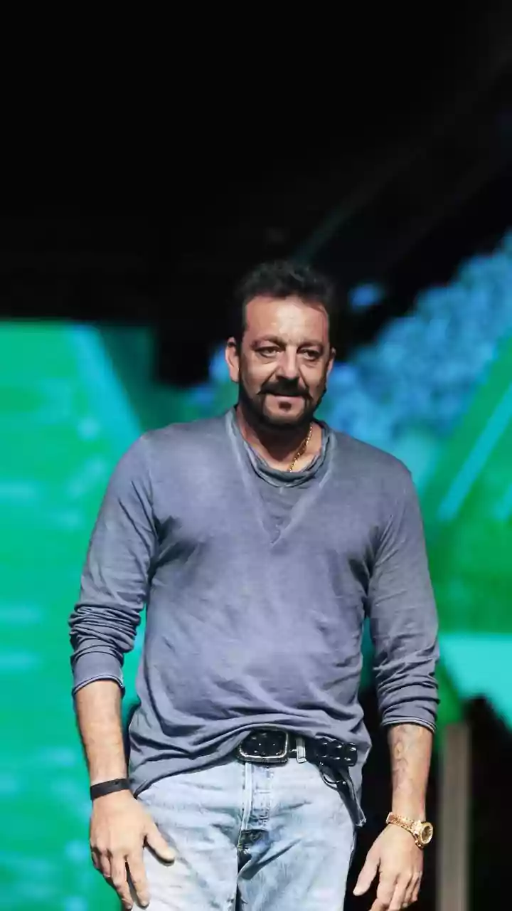 Sanjay Dutt Will Pose, But Not Without Wife Maanayata Dutt On His Side | Video