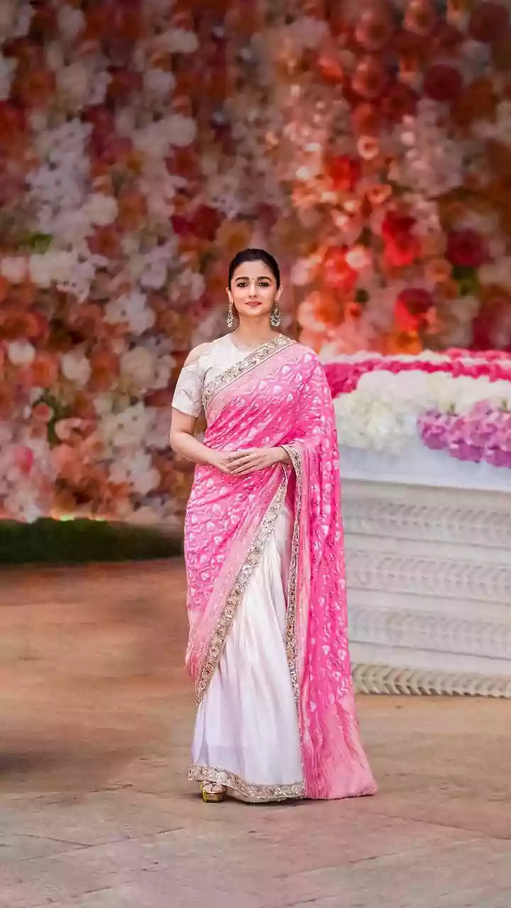 Alia Bhatt Stuns In Gorgeous Saree As She Arrives Hand-In-Hand With Ranbir At Friend's Reception