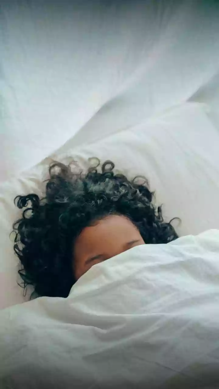 Quais os riscos de dormir com o cabelo molhado após o treino?
