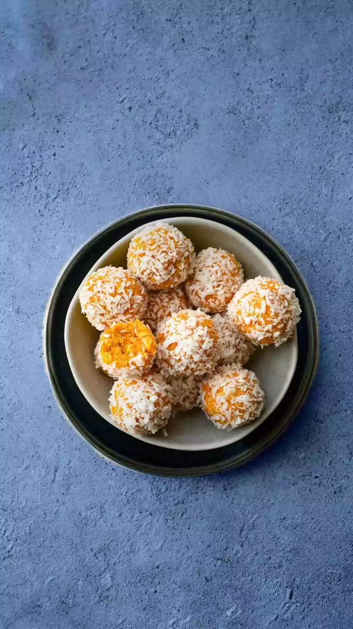 Simple Energy Boosting Date Nut Balls To Keep At Your Desk For 4 PM