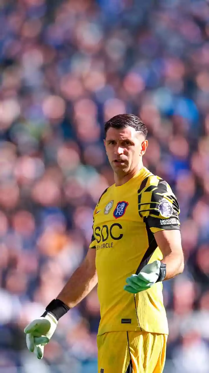 Emi Martinez stretchered off after head collision with Jarrad Branthwaite during Chelsea vs Everton