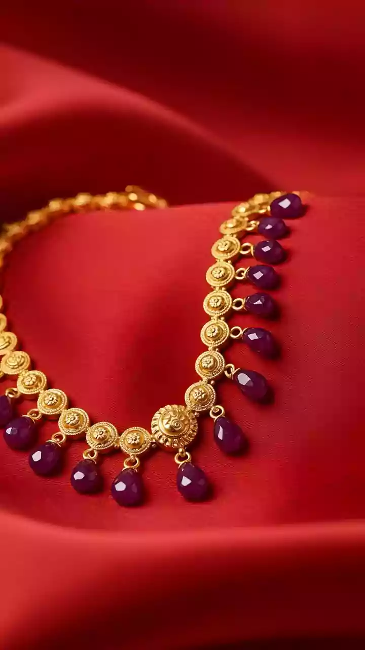 Caught On Camera: Women Steal ₹14 Lakh Worth Gold Jewelry From Kalyan Jewellers In UP's Prayagraj