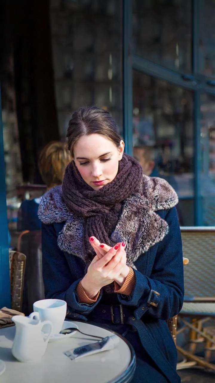 How to politely share phone chargers in public