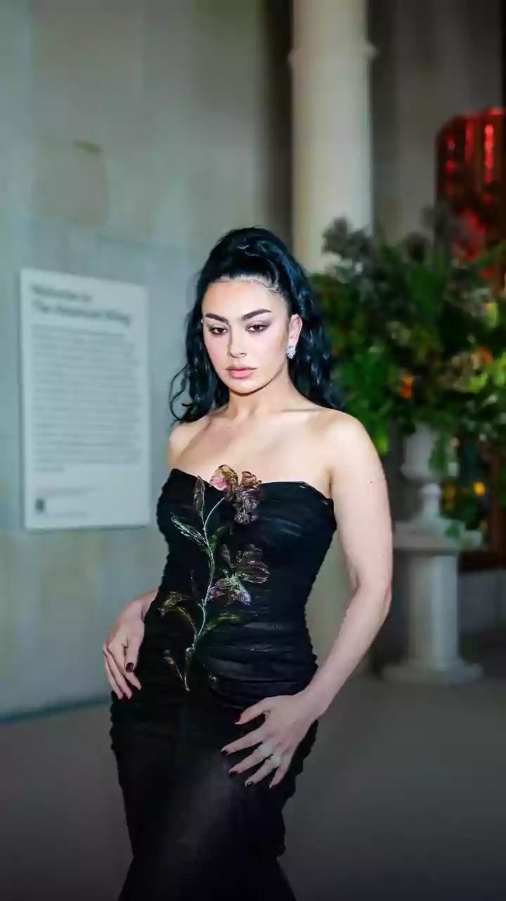 Charli xcx anuncia “rock music”, novo single que estreia hoje