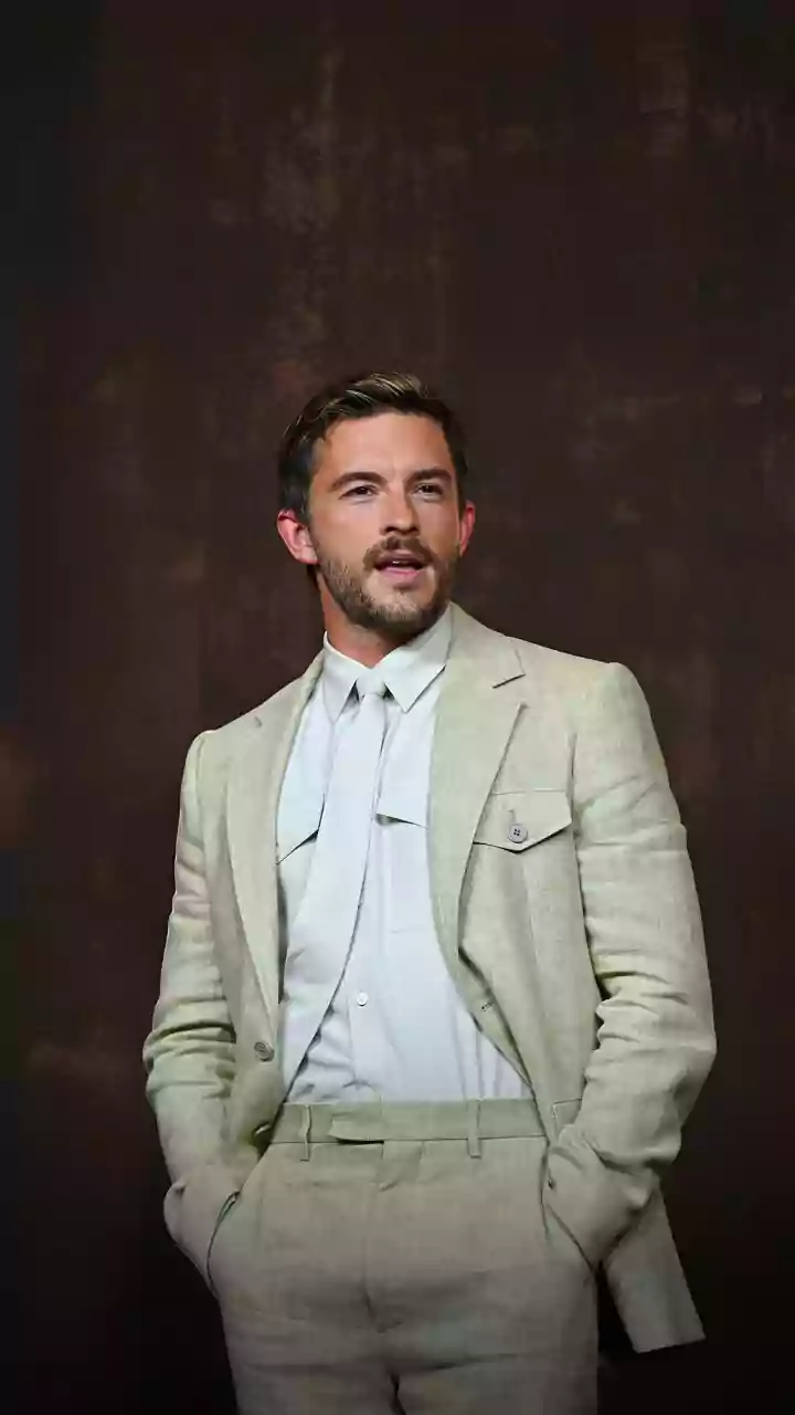 Jonathan Bailey reflete como sua sexualidade impactou na carreira:'Disposto a correr esse risco'