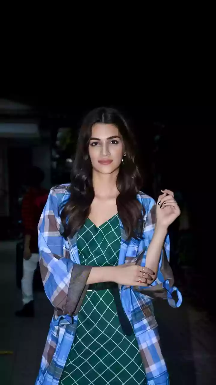 Kriti Sanon & Kabir Bahia: Airport Return!
