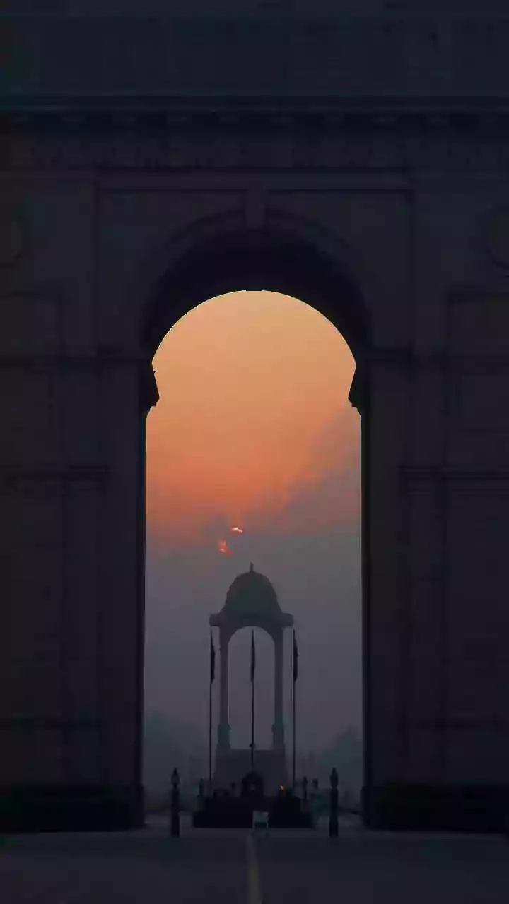Dense Fog Disrupts Visibility in Delhi, India