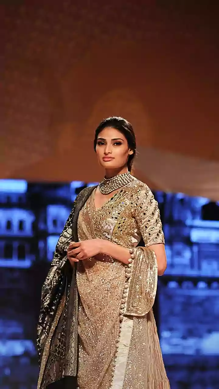 Athiya Shetty trolled for sharing Lata Mangeshkar’s photo while paying tribute to Asha Bhosle