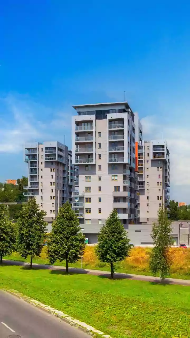How Thermo-Responsive Window Films Protect Urban Apartments From Intense Summer Sunshine