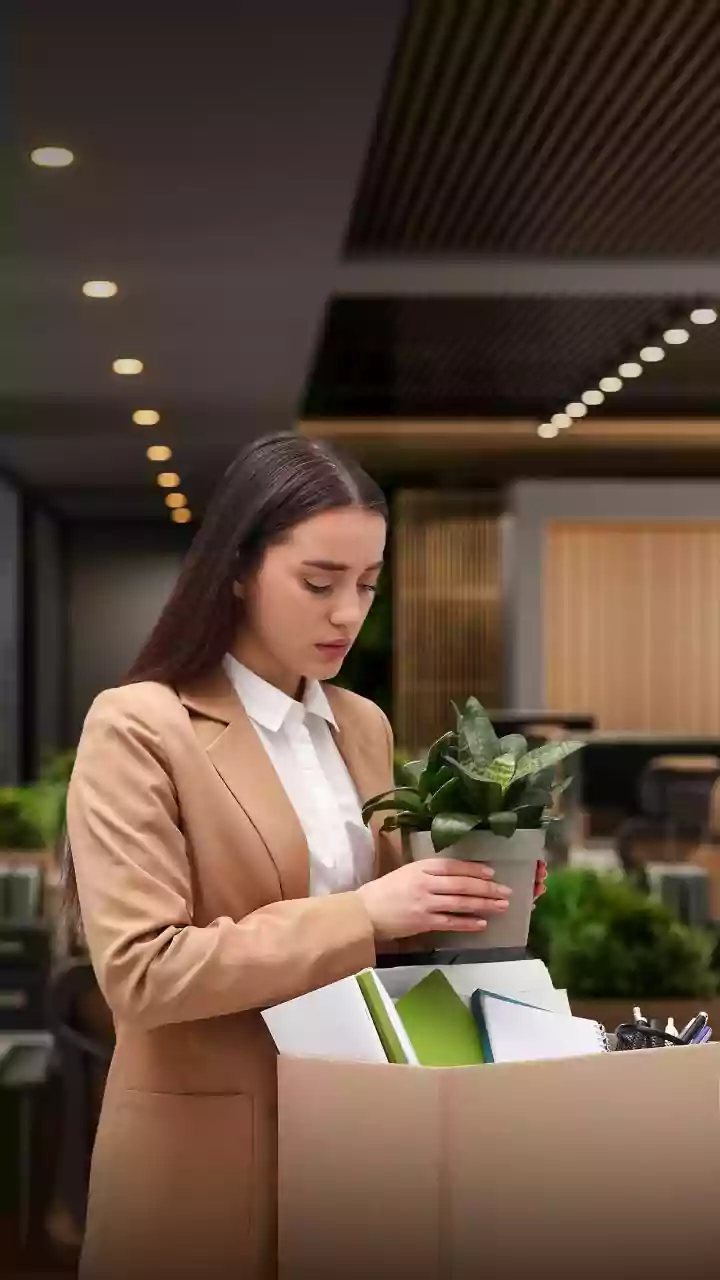 US jobless claims dip again, layoffs still rare