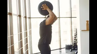Bola de peso: aprenda 7 exercícios para potencializar sua rotina de treinos