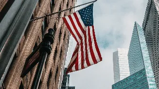 Driven by strong economic growth report, S&P 500 closes at fresh peak