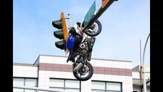 Moto fica pendurada em semáforo após colisão bizarra com BMW