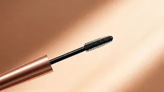 The Mascara Trend That's Perfect For No-Makeup Makeup