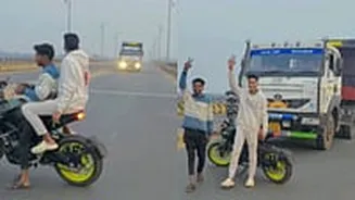 VIDEO: Bihar Youths Park Bike In Middle Of Road While Truck Speeds Across To Film Life-Threatening Reel, Netizens Call For Strict Action