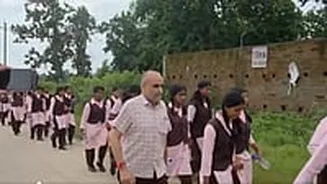 Chhattisgarh: Over 100 Surguja Eklavya School Girls March Nearly 20 Km To Meet Collector Over Power Cuts, Poor Teaching & Food Issues | Watch