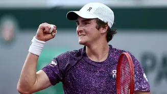 Histórico! João Fonseca vira contra Djokovic e vai às oitavas de Roland Garros