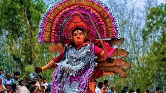 Pandal-Hopping In Kolkata: How To Balance Famous Sites And Local Pandals