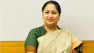 Delhi CM Distributes 25.25 Crore Scholarships to 1,709 EWS Students