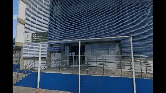 Gravador em mochila de aluno autista revela maus-tratos em escola