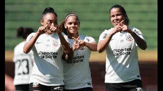 Corinthians goleia o Vitória e volta à liderança do Brasileirão Feminino