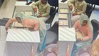 Caught On Camera:  Women Steal ₹14 Lakh Worth Gold Jewelry From Kalyan Jewellers In UP's Prayagraj