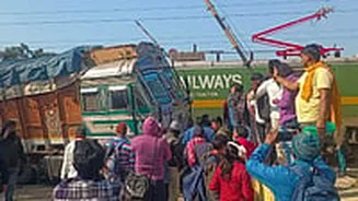 Live Accident Video: Train Collides With Truck At Crossing In Jharkhand's Deoband; Know What Happened Next
