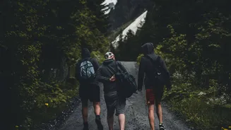 5 unexpected benefits of hiking with friends